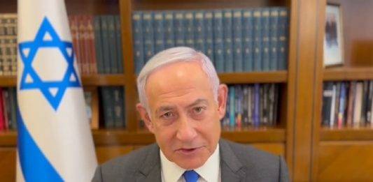 FOTOGRAFÍA. JERUSALÉN (ISRAEL), 26 DE ENERO DE 2025. El primer ministro de la Tierra Santa, Bibi (Benjamin Netanyahu) ha sido registrado este domingo durante unas declaraciones sobre el futuro de la franja costera de Gaza, en las que ha dado las gracias al líder del mundo libre, Donald John Trump, por su propuesta histórica de deportación masiva de los refugiados gazatíes (1.500.000 de personas) a países árabes vecinos de Gaza como Egipto y Jordania, para después "limpiar" Gaza de los escombros y la ruina (acabar con los terroristas islamofascistas y antisemitas de Hamas ISIS e Yihad Islámica Palestina), ha querido explicar indirectamente sin mencionarlo en sus declaraciones a la prensa desde el Air Force One. Gabinet Primer Ministro de Israel/Lasvocesdelpueblo (Ñ Pueblo)