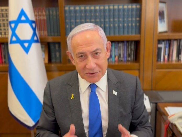 FOTOGRAFÍA. JERUSALÉN (ISRAEL), 26 DE ENERO DE 2025. El primer ministro de la Tierra Santa, Bibi (Benjamin Netanyahu) ha sido registrado este domingo durante unas declaraciones sobre el futuro de la franja costera de Gaza, en las que ha dado las gracias al líder del mundo libre, Donald John Trump, por su propuesta histórica de deportación masiva de los refugiados gazatíes (1.500.000 de personas) a países árabes vecinos de Gaza como Egipto y Jordania, para después "limpiar" Gaza de los escombros y la ruina (acabar con los terroristas islamofascistas y antisemitas de Hamas ISIS e Yihad Islámica Palestina), ha querido explicar indirectamente sin mencionarlo en sus declaraciones a la prensa desde el Air Force One. Gabinet Primer Ministro de Israel/Lasvocesdelpueblo (Ñ Pueblo)