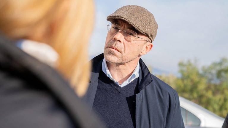 FOTOGRAFÍA. LOPERA (ANDALUCÍA) REINO DE ESPAÑA, 08 DE ENERO DE 2025. El jefe de la Delegación de VOX en Bruselas, Jorge Buxadé Villalba, se ha desplazado hoy a Lopera (Jaén), donde se ha reunido con la Plataforma de Afectados Campiña Norte por la expropiación de oliva para la construcción de una megaplanta Fotovoltaica. Lasvocesdelpueblo (Ñ Pueblo)