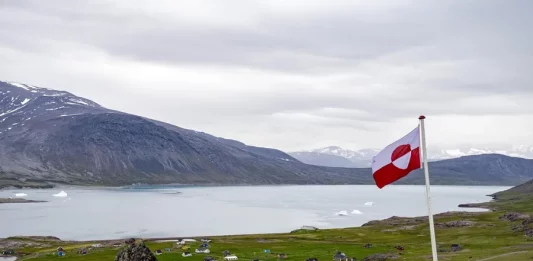 FOTOGRAFÍA. IGALIKU (GROENLANDIA), 07 DE ENERO DE 2025. La bandera de Groenlandia ondeando en la ciudad de Igaliku, Groenlandia. El hijo mayor del presidente electo de Estados Unidos Donald John Trump, Donald John Trump Jr. (1977), durante una visita privada este martes en Groenlandia, territorio autónomo del Reino de Dinamarca por el que su padre se volvió a mostrar interesado recientemente. El jefe de departamento para Asuntos Exteriores del Gobierno autonómico groenlandés, Mininnguaq Kleist, confirmó a la televisión pública danesa "DR" la visita del hijo del presidente electo, Trump Jr, a la que tanto éste como su padre se han referido en redes sociales. «Mi hijo, Don Jr, y varios representantes viajarán allí para visitar algunas de las zonas y vistas más imponentes". "Groenlandia es un lugar increíble y la gente se beneficiará en el caso de que llegue a ser parte de nuestra nación», escribió el presidente Trump en la red social Truth Social. Efe