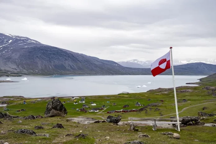 FOTOGRAFÍA. IGALIKU (GROENLANDIA), 07 DE ENERO DE 2025. La bandera de Groenlandia ondeando en la ciudad de Igaliku, Groenlandia. El hijo mayor del presidente electo de Estados Unidos Donald John Trump, Donald John Trump Jr. (1977), durante una visita privada este martes en Groenlandia, territorio autónomo del Reino de Dinamarca por el que su padre se volvió a mostrar interesado recientemente. El jefe de departamento para Asuntos Exteriores del Gobierno autonómico groenlandés, Mininnguaq Kleist, confirmó a la televisión pública danesa "DR" la visita del hijo del presidente electo, Trump Jr, a la que tanto éste como su padre se han referido en redes sociales. «Mi hijo, Don Jr, y varios representantes viajarán allí para visitar algunas de las zonas y vistas más imponentes". "Groenlandia es un lugar increíble y la gente se beneficiará en el caso de que llegue a ser parte de nuestra nación», escribió el presidente Trump en la red social Truth Social. Efe