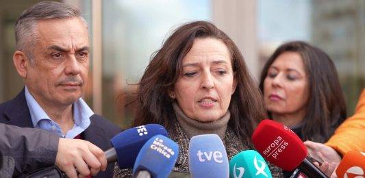 FOTOGRAFÍA. BADAJOZ (EXTREMADURA), 09 DE ENERO DE 2025. La coordinadora nacional jurídico de VOX, Marta Castro Fuentes, atiende a los medios de comunicación tras participar en los interrogatorios del hermano del presidente del Gobierno de España, Pedro Sánchez Pérez-Castejón, y jefe de la Oficina de Artes Escénicas de la Diputación de Badajoz, David Sánchez Pérez-Castejón, en marco d ela fase de instrucción en los Juzgados de Badajoz (extremadura), donde la juez investiga al hermano del jefe del Ejecutivo español por "los delitos contra la Administración y la Hacienda Pública, malversación, prevaricación y tráfico de influencias". Lasvocesdelpueblo (Ñ Pueblo)