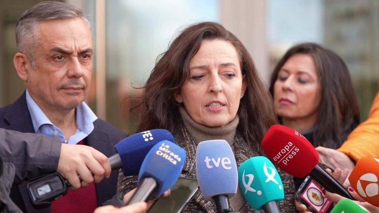 FOTOGRAFÍA. BADAJOZ (EXTREMADURA), 09 DE ENERO DE 2025. La coordinadora nacional jurídico de VOX, Marta Castro Fuentes, atiende a los medios de comunicación tras participar en los interrogatorios del hermano del presidente del Gobierno de España, Pedro Sánchez Pérez-Castejón, y jefe de la Oficina de Artes Escénicas de la Diputación de Badajoz, David Sánchez Pérez-Castejón, en marco d ela fase de instrucción en los Juzgados de Badajoz (extremadura), donde la juez investiga al hermano del jefe del Ejecutivo español por "los delitos contra la Administración y la Hacienda Pública, malversación, prevaricación y tráfico de influencias". Lasvocesdelpueblo (Ñ Pueblo)