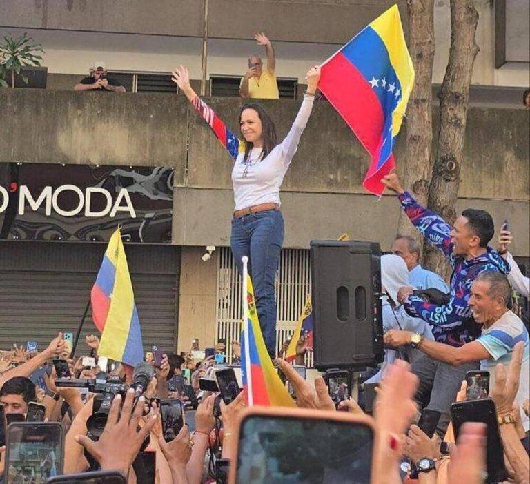 María Corina sale a la calle junto al pueblo venezolano en Chacao (Venezuela) entre gritos de «no tenemos miedo»