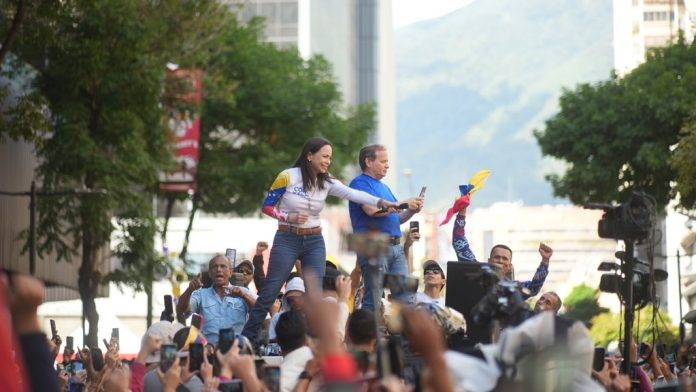 FOTOGRAFÍA. CHACAO (DISTRITO DE CARACAS) VENEZUELA, 09 DE ENERO DE 2025. La opositora María Corina Machado Parisca sale a la calle junto al pueblo venezolano en Chacao (Estado de Miranda) Venezuela entre gritos de "no tenemos miedo". En esos momentos históricos para la historia de venezuela, ha advertido a la dictadura de que: "Esto se acabó". "Nosotros ganamos y vencimos el miedo". "Venezuela será libre. No hay imposibles si los venezolanos vamos todos unidos". Lasvocesdelpueblo (Ñ Pueblo)