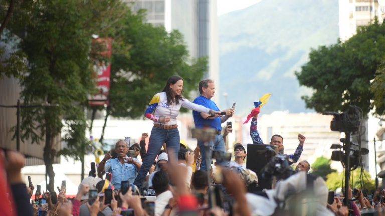 FOTOGRAFÍA. CHACAO (DISTRITO DE CARACAS) VENEZUELA, 09 DE ENERO DE 2025. La opositora María Corina Machado Parisca sale a la calle junto al pueblo venezolano en Chacao (Estado de Miranda) Venezuela entre gritos de "no tenemos miedo". En esos momentos históricos para la historia de venezuela, ha advertido a la dictadura de que: "Esto se acabó". "Nosotros ganamos y vencimos el miedo". "Venezuela será libre. No hay imposibles si los venezolanos vamos todos unidos". Lasvocesdelpueblo (Ñ Pueblo)