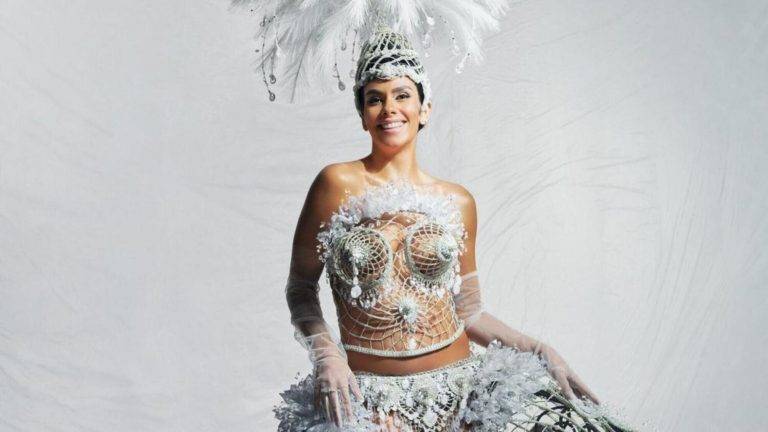 FOTOGRAFÍA. MADRID (COMUNIDAD DE MADRID) REINO DE ESPAÑA, 31 DE DICIEMBRE DE 2024. En la imagen, la polemista, presentadora y colaboradora de televisión española, ligada al grupo de Atresmedia desde que se dio a conocer en 2010, Cristina Pedroche Navas, quien ha vuelto a dar la campanada en la Nochevieja 2024 con un vestido en el que ha colaborado con Unicef para poner el foco en la protección a la infancia y que ha adornado con 8.500 cristales de leche materna de su primer embarazo, que emergen de 40 pezoneras. Pelonio/Efe