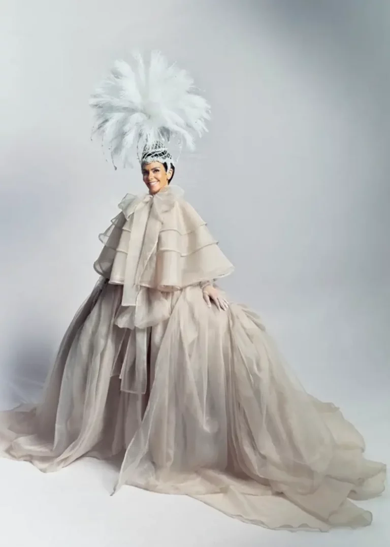 FOTOGRAFÍA. MADRID (COMUNIDAD DE MADRID) REINO DE ESPAÑA, 31 DE DICIEMBRE DE 2024. En la imagen, la polemista, presentadora y colaboradora de televisión española, ligada al grupo de Atresmedia desde que se dio a conocer en 2010, Cristina Pedroche Navas -ataviada con un casquete de plumas blanco que evocaba las míticas noches del Folies Bergère-, quien ha vuelto a dar la campanada en la Nochevieja 2024 con un vestido en el que ha colaborado con Unicef para poner el foco en la protección a la infancia y que ha adornado con 8.500 cristales de leche materna de su primer embarazo, que emergen de 40 pezoneras. Pelonio/Efe