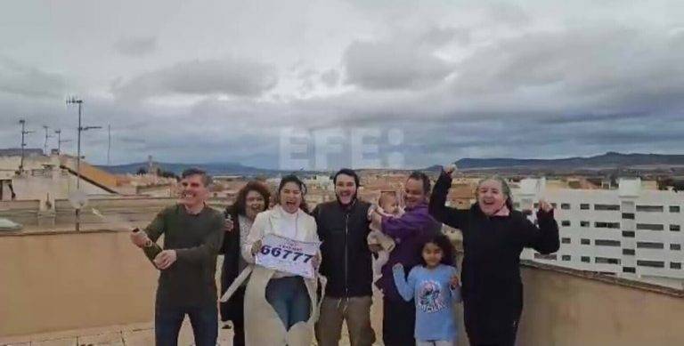 FOTOGRAFÍA. ALDAIA (VALENCIA) COMUNIDAD VALENCIANA (REINO DE ESPAÑA), 06 DE ENERO DE 2025. Un grupo de damnificado de la riada causada por la Depresión Aislada en Niveles Altos (DANA) o (gota fría) del 29 de octubre de 2024, en la provincia de Valencia (Comunidad Valenciana), en el Reino de España, festeja muy emocionado la suerte que le ha sonreído, como un regalo en este Día de Reyes Magos de Oriente, con 1.250.000 euros del tercer premio del sorteo de la lotería de El Niño, celebrado hoy, 6 de enero de 2025 en Madrid, capital del país de Don Quijote. Concretamente, la administración de loterías ubicada en el Centro Comercial Bonaire, arrasado por las inundaciones y cuyas imágenes mostrando sus comercios y aparcamiento anegados por el agua se hicieron virales en redes sociales, ha vendido cinco series (la 7, 8, 9, 10 y 11) del número 66.777 de lotería El Niño 2025. Captura vídeo testigo cedido a Efe/Lasvocesdelpueblo (Ñ Pueblo)