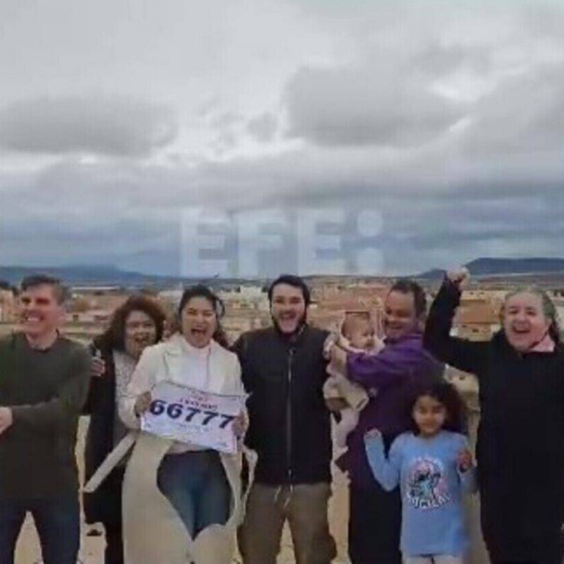 La suerte ha sonreído a una Aldaia (Valencia) devastada por la DANA con el tercer premio de la lotería de «El Niño» (1.250.000 euros) vendido en el Centro Comercial Bonaire FOTOGRAFÍA. ALDAIA (VALENCIA) COMUNIDAD VALENCIANA (REINO DE ESPAÑA), 06 DE ENERO DE 2025. Un grupo de damnificado de la riada causada por la Depresión Aislada en Niveles Altos (DANA) o (gota fría) del 29 de octubre de 2024, en la provincia de Valencia (Comunidad Valenciana), en el Reino de España, festeja muy emocionado la suerte que le ha sonreído, como un regalo en este Día de Reyes Magos de Oriente, con 1.250.000 euros del tercer premio del sorteo de la lotería de El Niño, celebrado hoy, 6 de enero de 2025 en Madrid, capital del país de Don Quijote. Concretamente, la administración de loterías ubicada en el Centro Comercial Bonaire, arrasado por las inundaciones y cuyas imágenes mostrando sus comercios y aparcamiento anegados por el agua se hicieron virales en redes sociales, ha vendido cinco series (la 7, 8, 9, 10 y 11) del número 66.777 de lotería El Niño 2025. Captura vídeo testigo cedido a Efe/Lasvocesdelpueblo (Ñ Pueblo)