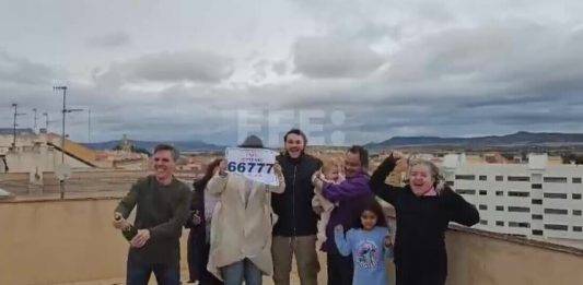 FOTOGRAFÍA. ALDAIA (VALENCIA) COMUNIDAD VALENCIANA (REINO DE ESPAÑA), 06 DE ENERO DE 2025. Un grupo de damnificado de la riada causada por la Depresión Aislada en Niveles Altos (DANA) o (gota fría) del 29 de octubre de 2024, en la provincia de Valencia (Comunidad Valenciana), en el Reino de España, festeja muy emocionado la suerte que le ha sonreído, como un regalo en este Día de Reyes Magos de Oriente, con 1.250.000 euros del tercer premio del sorteo de la lotería de El Niño, celebrado hoy, 6 de enero de 2025 en Madrid, capital del país de Don Quijote. Concretamente, la administración de loterías ubicada en el Centro Comercial Bonaire, arrasado por las inundaciones y cuyas imágenes mostrando sus comercios y aparcamiento anegados por el agua se hicieron virales en redes sociales, ha vendido cinco series (la 7, 8, 9, 10 y 11) del número 66.777 de lotería El Niño 2025. Captura vídeo testigo cedido a Efe/Lasvocesdelpueblo (Ñ Pueblo)