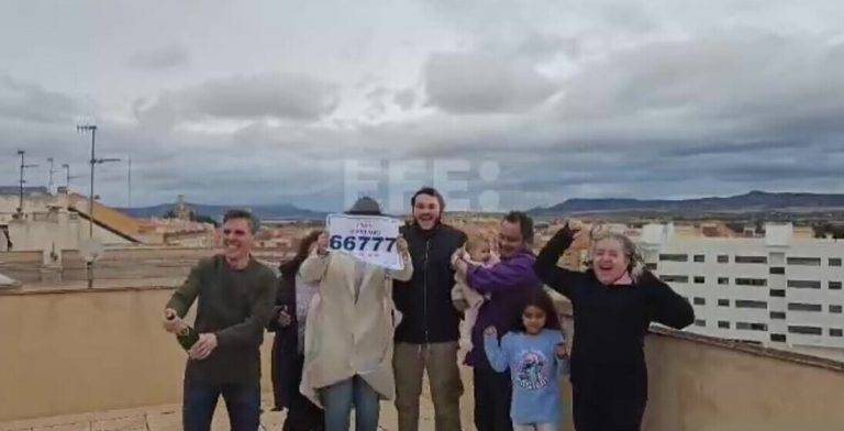 FOTOGRAFÍA. ALDAIA (VALENCIA) COMUNIDAD VALENCIANA (REINO DE ESPAÑA), 06 DE ENERO DE 2025. Un grupo de damnificado de la riada causada por la Depresión Aislada en Niveles Altos (DANA) o (gota fría) del 29 de octubre de 2024, en la provincia de Valencia (Comunidad Valenciana), en el Reino de España, festeja muy emocionado la suerte que le ha sonreído, como un regalo en este Día de Reyes Magos de Oriente, con 1.250.000 euros del tercer premio del sorteo de la lotería de El Niño, celebrado hoy, 6 de enero de 2025 en Madrid, capital del país de Don Quijote. Concretamente, la administración de loterías ubicada en el Centro Comercial Bonaire, arrasado por las inundaciones y cuyas imágenes mostrando sus comercios y aparcamiento anegados por el agua se hicieron virales en redes sociales, ha vendido cinco series (la 7, 8, 9, 10 y 11) del número 66.777 de lotería El Niño 2025. Captura vídeo testigo cedido a Efe/Lasvocesdelpueblo (Ñ Pueblo)