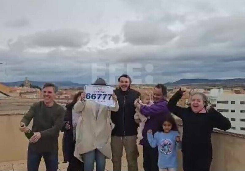Aldaia devastada por la DANA festeja «con inmensa alegría» el tercer premio del sorteo de la lotería de «El Niño»; un total de 1.250.000 euros FOTOGRAFÍA. ALDAIA (VALENCIA) COMUNIDAD VALENCIANA (REINO DE ESPAÑA), 06 DE ENERO DE 2025. Un grupo de damnificado de la riada causada por la Depresión Aislada en Niveles Altos (DANA) o (gota fría) del 29 de octubre de 2024, en la provincia de Valencia (Comunidad Valenciana), en el Reino de España, festeja muy emocionado la suerte que le ha sonreído, como un regalo en este Día de Reyes Magos de Oriente, con 1.250.000 euros del tercer premio del sorteo de la lotería de El Niño, celebrado hoy, 6 de enero de 2025 en Madrid, capital del país de Don Quijote. Concretamente, la administración de loterías ubicada en el Centro Comercial Bonaire, arrasado por las inundaciones y cuyas imágenes mostrando sus comercios y aparcamiento anegados por el agua se hicieron virales en redes sociales, ha vendido cinco series (la 7, 8, 9, 10 y 11) del número 66.777 de lotería El Niño 2025. Captura vídeo testigo cedido a Efe/Lasvocesdelpueblo (Ñ Pueblo)
