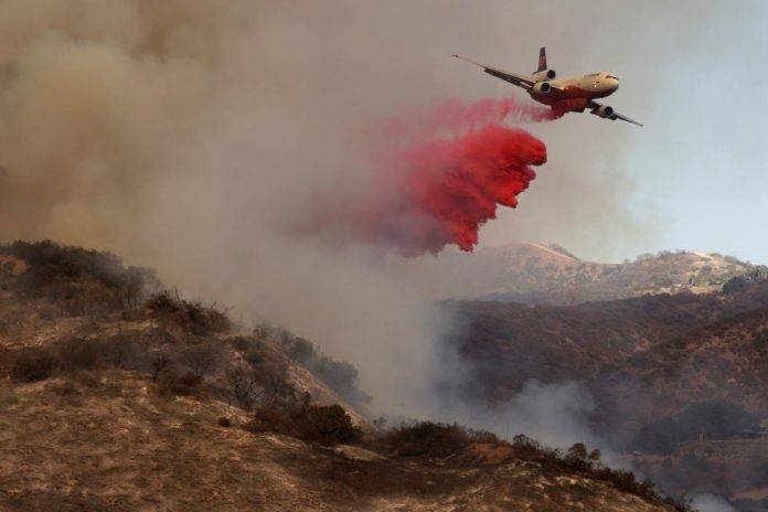 Los Ángeles El incendio de Palisades (el más devastador) se desplaza hoy hacia el este amenazando viviendas de Arnold Schwarzenegger y LeBron Raymone James Sr (1) FOTOGRAFÍA. PALISADES (LOS ÁNGELES) ESTADOS UNIDOS DE AMÉRICA), 10 DE ENERO DE 2025. Los incendios arrasan Los Ángeles, donde hay 13 desaparecidos y 15.000 hectáreas quemadas. Un avión lanza retardante de fuego contra el incendio forestal de Palisades en Los Ángeles, California (Estados Unidos de América). Efe