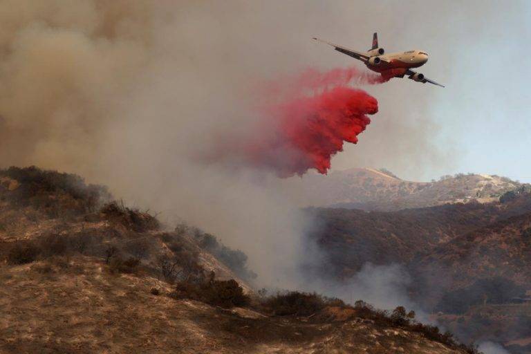 FOTOGRAFÍA. PALISADES (LOS ÁNGELES) ESTADOS UNIDOS DE AMÉRICA), 10 DE ENERO DE 2025. Los incendios arrasan Los Ángeles, donde hay 13 desaparecidos y 15.000 hectáreas quemadas. Un avión lanza retardante de fuego contra el incendio forestal de Palisades en Los Ángeles, California (Estados Unidos de América). Efe