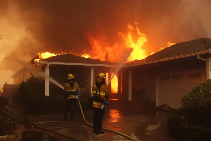 FOTOGRAFÍA. PALISADES (LOS ÁNGELES) ESTADOS UNIDOS DE AMÉRICA), 11 DE ENERO DE 2025. El número de fallecidos por los incendios desatados a comienzo de esta semana en el área de Los Ángeles, en el sur de California (EE.UU.), han aumentado a 16, según la oficina del médico forense local. Efe