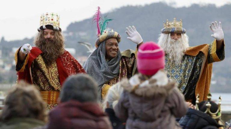 FOTOGRAFÍA. REINO DE ESPAÑA, 05 DE ENERO DE 2025. Los Reyes Magos han protagonizado este domingo por la tarde las cabalgatas que recorrido las calles de numerosas localidades de la Comunitat Valenciana, las más emotivas han sido las que han recorrido las localidades afectadas por las riadas. En la imagen el rey Melchor pasa con su carroza ante uno de los numerosos inmuebles afectados por la inundación causadas por la Depresión Aislada en Niveles Altos (DANA) o (gota fría) del pasado 29 Octubre de 2024. En helicóptero, en dromedario, en tren, en coche eléctrico, en velero, a caballo y, cómo no, en carroza. Sus majestades los Reyes Magos de Oriente cumplen puntuales con la infancia de España este domingo 5 de enero, una cita que ni la lluvia ha conseguido frustrar. Efe