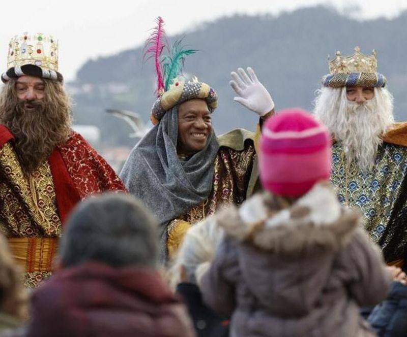 Descensos de temperaturas mínimas en la mayor parte del territorio nacional del Reino de España este día de los Reyes magos de Oriente FOTOGRAFÍA. REINO DE ESPAÑA, 05 DE ENERO DE 2025. Los Reyes Magos han protagonizado este domingo por la tarde las cabalgatas que recorrido las calles de numerosas localidades de la Comunitat Valenciana, las más emotivas han sido las que han recorrido las localidades afectadas por las riadas. En la imagen el rey Melchor pasa con su carroza ante uno de los numerosos inmuebles afectados por la inundación causadas por la Depresión Aislada en Niveles Altos (DANA) o (gota fría) del pasado 29 Octubre de 2024. En helicóptero, en dromedario, en tren, en coche eléctrico, en velero, a caballo y, cómo no, en carroza. Sus majestades los Reyes Magos de Oriente cumplen puntuales con la infancia de España este domingo 5 de enero, una cita que ni la lluvia ha conseguido frustrar. Efe