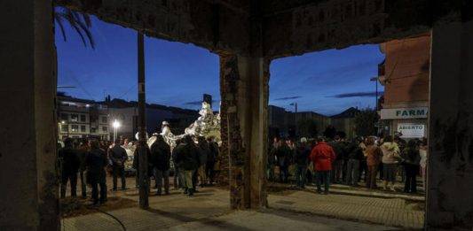 FOTOGRAFÍA. COMUNIDAD VALENCIANA (REINO DE ESPAÑA), 05 DE ENERO DE 2025. Los Reyes Magos han protagonizado este domingo por la tarde las cabalgatas que recorrido las calles de numerosas localidades de la Comunitat Valenciana, las más emotivas han sido las que han recorrido las localidades afectadas por las riadas. En la imagen el rey Melchor pasa con su carroza ante uno de los numerosos inmuebles afectados por la inundación causadas por la Depresión Aislada en Niveles Altos (DANA) o (gota fría) del pasado 29 Octubre de 2024. En helicóptero, en dromedario, en tren, en coche eléctrico, en velero, a caballo y, cómo no, en carroza. Sus majestades los Reyes Magos de Oriente cumplen puntuales con la infancia de España este domingo 5 de enero, una cita que ni la lluvia ha conseguido frustrar. Efe