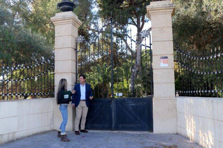 FOTOGRAFÍA. EL CAMPELLO (ALICANTE) COMUNIDAD VALENCIANA (REINO DE ESPAÑA, 15 DE ENERO DE 2025. En la imagen los integrantes del Grupo Municipal VOX en el Ayuntamiento de El Campello (Alicante), en la Comunidad Valenciana (Reino de España, este miércoles, José Manuel Grau, portavoz municipal; y María Jesús Bernabeu (i). Lasvocesdelpueblo (Ñ Pueblo)