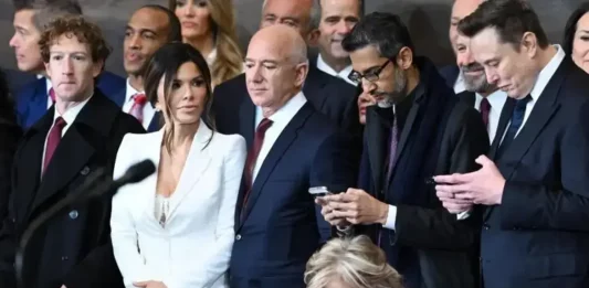 FOTOGRAFÍA. WASHINGTON (ESTADOS UNIDOS DE AMÉRICA), 20 DE ENERO DE 2025. Los magnates tecnológicos Jeffrey Preston Bezos de Amazon (3 i) y Mark Elliot Zuckerberg de Meta -Facebook, Instagram y Whatsapp (i) acompañaron este lunes al presidente electo, Donald John Trump, al oficio religioso previo a su toma de posesión en una iglesia cercana a la Casa Blanca. Destacar también la presencia del magnate y dueño de tesla y la red social X (ante Twitter), nuevo miembro del Gobierno de los Estados Unidos, titular del Departamento de Eficiencia Gubernamental (DOGE), Elon Reeve Musk (d). Captura vídeo d ela ceremonia de investidura del presidente Trump. Lasvocesdelpueblo (Ñ Pueblo)