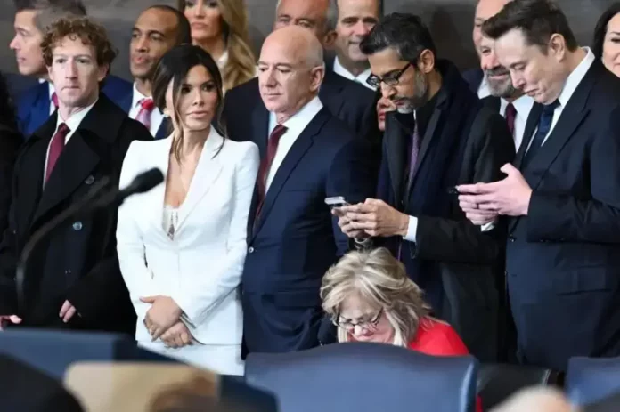 Los magnates tecnológicos Jeffrey Preston Bezos (Amazon) y Mark Elliot Zuckerberg (Meta -Facebook Instagram Whatsapp-) acompañan al nuevo presidente de EEUU Donald John Trump FOTOGRAFÍA. WASHINGTON (ESTADOS UNIDOS DE AMÉRICA), 20 DE ENERO DE 2025. Los magnates tecnológicos Jeffrey Preston Bezos de Amazon (3 i) y Mark Elliot Zuckerberg de Meta -Facebook, Instagram y Whatsapp (i) acompañaron este lunes al presidente electo, Donald John Trump, al oficio religioso previo a su toma de posesión en una iglesia cercana a la Casa Blanca. Destacar también la presencia del magnate y dueño de tesla y la red social X (ante Twitter), nuevo miembro del Gobierno de los Estados Unidos, titular del Departamento de Eficiencia Gubernamental (DOGE), Elon Reeve Musk (d). Captura vídeo d ela ceremonia de investidura del presidente Trump. Lasvocesdelpueblo (Ñ Pueblo)