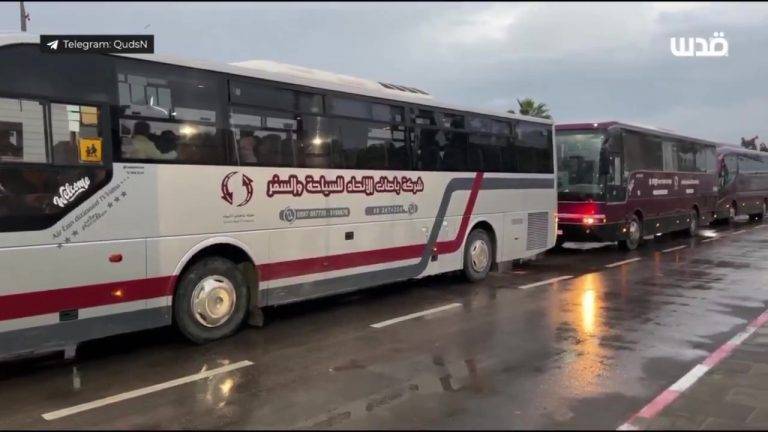 FOTOGRAFÍA. GAZA (FRANJA DE GAZA), 31 DE DICIEMBRE DE 2024. Las ONG y ONU registran el momento en el que los niños del Hospital Shifa de Gaza son trasladados a Israel para completar sus tratamientos, antes de que el Ejército israelí 'desokupa' a los grupos terroristas islamofascistas y antisemitas de Hamas ISIS e Yihad Islámica Palestina que se han apoderado de la administración del centro, que usan como base terrorista desde donde atacan a los civiles israelíes con lanzamientos de cohetes y todo tipo de misiles. Captura vídeo/Lasvocesdelpueblo (Ñ Pueblo)