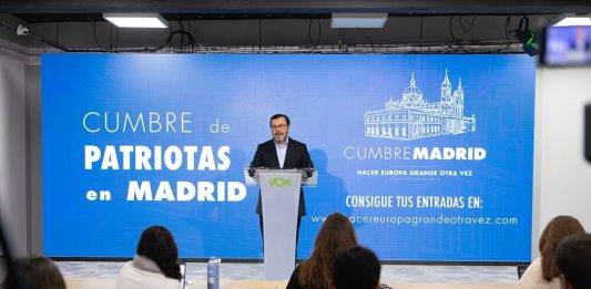 FOTOGRAFÍA. MADRID (REINO DE ESPAÑA), 27 DE ENERO DE 2025. El portavoz nacional de VOX, José Antonio Fúster Lamelas, en su habitual comparecencia ante los medios de comunicación tras la reunión del Comité de Acción Política (CAP) de la RESISTENCIA antiWOKE VOX en calle Bambú 12 de Madrid, Reino de España. Lasvocesdelpueblo (Ñ Pueblo)
