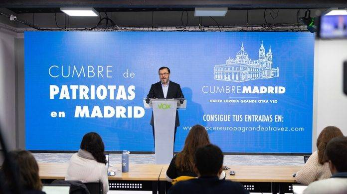 FOTOGRAFÍA. MADRID (REINO DE ESPAÑA), 27 DE ENERO DE 2025. El portavoz nacional de VOX, José Antonio Fúster Lamelas, en su habitual comparecencia ante los medios de comunicación tras la reunión del Comité de Acción Política (CAP) de la RESISTENCIA antiWOKE VOX en calle Bambú 12 de Madrid, Reino de España. Lasvocesdelpueblo (Ñ Pueblo)