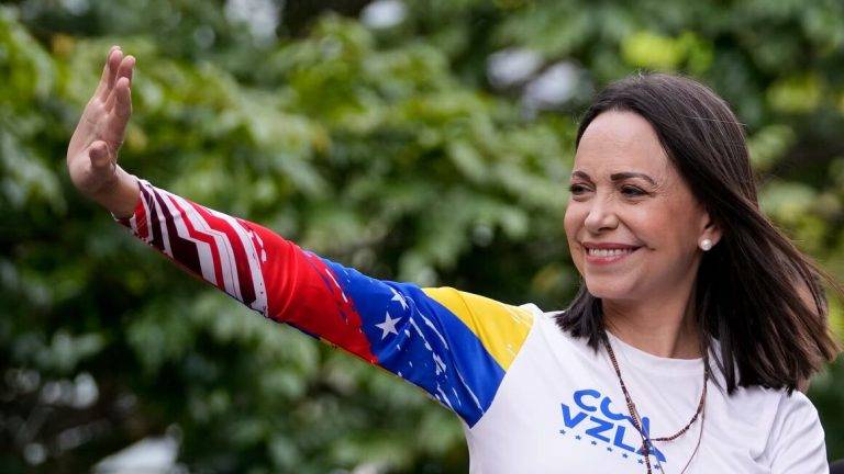 FOTOGRAFÍA, CARCAS (VENEZUELA, JULIO DE 2024. En la imagen, María Corina Machado Parisca, la líder de la formación opositora venezolana, Vente Venezuela, e integrante del tándem con el presidente electo de Venezuela, ganador de las elecciones presidenciales del pasado domingo 28 de julio de 2024 por la coalición antichavista y anticomunista Mesa de Unidad Democrática (MUD)/Plataforma Unitaria Democrática (PUD)/Mesa de Unidad/Unidad, Edmundo González Urrutia, durante la campaña electoral. Lasvocesdelpueblo(Ñ Pueblo)