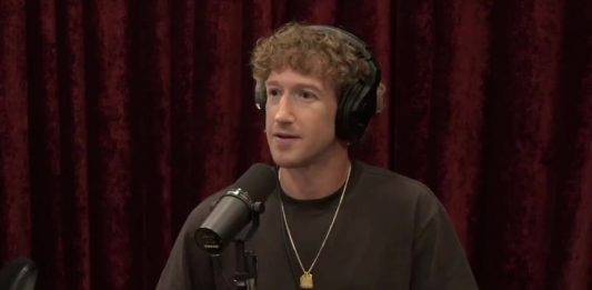 FOTOGRAFÍA. LOS ÁNGELES (ESTADOS UNIDOS DE AMÉRICA), 10 DE ENERO DE 2025. Mark Zuckerberg, el Director Ejecutivo de Meta Platforms Inc., que sostiene plataformas de las redes sociales como Facebook, Instagram, Threads, WhatsApp, Meta Quest, las gafas inteligentes Ray-Ban Meta, las gafas de realidad aumentada Orion y otras plataformas, dispositivos y servicios digitales, registrado este viernes durante una entrevista concedida al programa "La Experiencia de Joe Rogan (The Joe Rogan Experience)" —podcast que lleva el alias de su director, el estadounidense cómico, exdeportista, comentarista de artes marciales, Joseph James (Joe Rogan)-. Captura vídeo/Lasvocesdelpueblo (Ñ Pueblo)