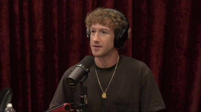 FOTOGRAFÍA. LOS ÁNGELES (ESTADOS UNIDOS DE AMÉRICA), 10 DE ENERO DE 2025. Mark Zuckerberg, el Director Ejecutivo de Meta Platforms Inc., que sostiene plataformas de las redes sociales como Facebook, Instagram, Threads, WhatsApp, Meta Quest, las gafas inteligentes Ray-Ban Meta, las gafas de realidad aumentada Orion y otras plataformas, dispositivos y servicios digitales, registrado este viernes durante una entrevista concedida al programa "La Experiencia de Joe Rogan (The Joe Rogan Experience)" —podcast que lleva el alias de su director, el estadounidense cómico, exdeportista, comentarista de artes marciales, Joseph James (Joe Rogan)-. Captura vídeo/Lasvocesdelpueblo (Ñ Pueblo)