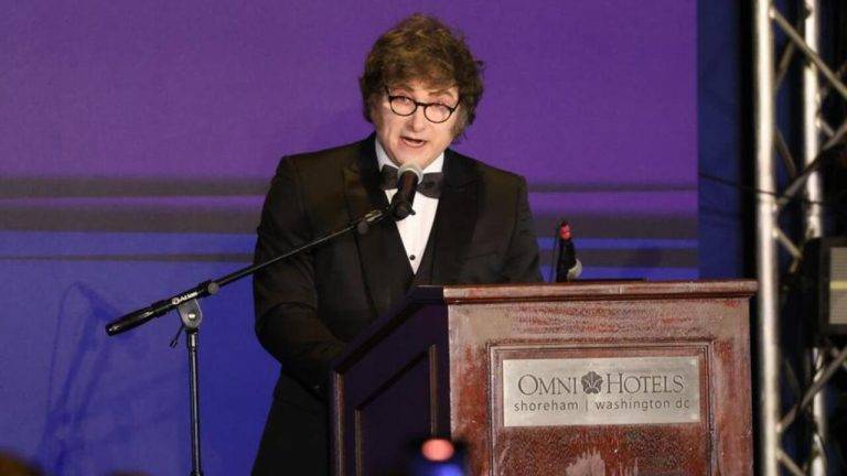 FOTOGRAFÍA. WASHINGTON (ESTADOS UNIDOS DE AMÉRICA), 18 DE ENERO DE 2025. El presidente de la República de Argentina, Javier Gerardo Milei, participa en gala hispana de los líderes mundiales patriotas en Washington (Estados Unidos de América), junto personalidades como el empresario Vivek Ganapathy Ramaswamy; el líder opositor español por el partido político VOX y presidente de la coalición política europea de 11 países de la Unión Europea con una representación parlamentario en el Eurocámara de 89 eurodiputados, Patriots Party, Santiago Abascal Conde; entre otros, a vísperas de la juramentación del presidente electo de EEUU, el patriota Donald John Trump, quien invitó a varios políticos patriotas y jefes de Ejecutivos patriotas mundiales como Javier Gerardo Milei, Giorgia Meloni (primer ministra de Italia), Santiago Abascal Conde (líder de la coalición europea Patriots party y de opositor español por VOX), Viktor Orbán  (primer ministro de Hungría), Nayib Armando Bukele Ortez (presidente de la República de El Salvador desde el 1 de junio de 2019), entre otros. Efe