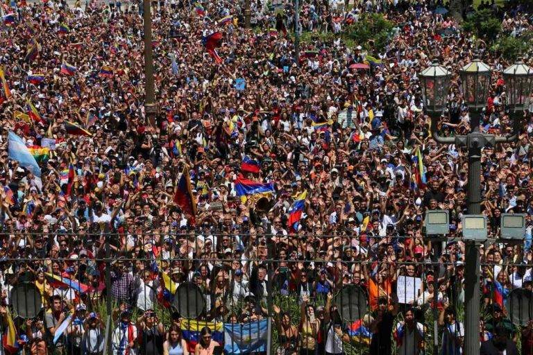 FOTOGRAFÍA. CIUDAD DE BUENOS AIRES (BUENOS AIRES) REPÚBLICA DE ARGENTINA, 04 DE ENERO DE 2025. El Presidente de la República de Argentina, Javier Gerardo Milei; recibió en Casa Rosada al Presidente electo de Venezuela, Edmundo González Urrutia. "El mandatario elegido por millones de venezolanos fue recibido por el Presidente de la Nación, Javier Gerardo Milei; la Secretaria General de la Presidencia, Karina Elizabeth Milei, y el Canciller, Gerardo Werthein, en un encuentro que reafirma el compromiso de la Argentina con una Venezuela libre y democrática, que pueda resolver sus conflictos bajo el imperio de la voluntad popular", confirman en un comunicado la Presidencia del Gobierno de Argentina. Multitudes, centenares de miles de personas, en su mayoría hispanos refugiados venezolanos -comunidad que ya suman más de "200.000 exiliados en Argentina", han recibido hoy entre vítores, gran alegría, "presidente, presidente, presidente" o "libertad, libertad, libertad" al "legítimo presidente electo Edmundo González Urrutia, quien se encuentra sometido a la persecución política del régimen del dictador Nicolás Maduro Moros, negado a entregar el poder tras perder las elecciones del 28 de julio del 2024", junto mandatario argentino Javier Gerardo Milei, quienes tras el encuentro ha querido salir al balcón de la Casa Rosada (Presidencia del Gobierno) para agradecer a los asistentes el apoyo y cariño. Oficina del Presidente de la República Argentina/Lasvocesdelpueblo (Ñ Pueblo)