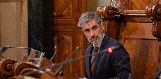 FOTOGRAFÍA. BARCELONA (CATALUÑA) REINO DE ESPAÑA, 30 D EENRO DE 2025. El presidente del Grupo Municipal de VOX, Gonzalo de Oro-Pulido Plaza, propondrá que el Ayuntamiento de Barcelona "cambie el enfoque de su política de vivienda, basándola en la confianza en la iniciativa privada, la eliminación de trabas como la reserva del 30% y la recuperación del orden y la seguridad jurídica". Lasvocesdelpueblo (Ñ Pueblo)