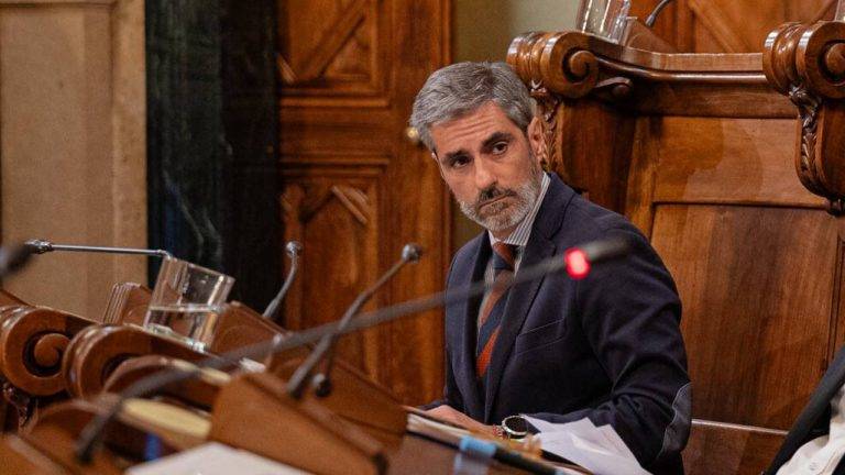 FOTOGRAFÍA. BARCELONA (CATALUÑA) REINO DE ESPAÑA, 30 D EENRO DE 2025. El presidente del Grupo Municipal de VOX, Gonzalo de Oro-Pulido Plaza, propondrá que el Ayuntamiento de Barcelona "cambie el enfoque de su política de vivienda, basándola en la confianza en la iniciativa privada, la eliminación de trabas como la reserva del 30% y la recuperación del orden y la seguridad jurídica". Lasvocesdelpueblo (Ñ Pueblo)