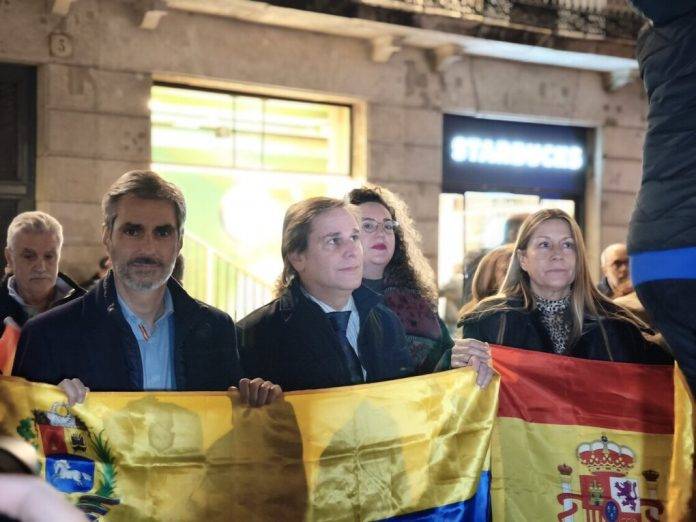 Oro-Pulido El PSC (PSOE) niega su apoyo en Barcelona a las Declaraciones Institucionales de VOX para condenar la dictadura de Nicolás Maduro Moros y respaldar el cambio en Venezuela FOTOGRAFÍA. BARCELONA (CATALUÑA) REINO DE ESPAÑA, 09 DE ENERO DE 2025. El presidente del Grupo Municipal de VOX en el Ayuntamiento de Barcelona, Gonzalo de Oro-Pulido Plaza (i), ha condenado así la ambigüedad del socialismo español esta tarde y noche junto al presidente de Comité Ejecutivo Provincial (CEP) de VOX y portavoz del Grupo Parlamentario de esta formación en el Parlament de Catalunya, Joan Garriga Doménech (2i), entre otras personalidades destacada del partido presidido por Santiago Abascal Conde, tras asistir a la concentración —convocada por las entidades de la diáspora venezolana en Barcelona— para pedir que el candidato opositor venezolano Edmundo González Urrutia, ganador de las elecciones del 28J, jure como presidente de Venezuela, mañana viernes 10 de enero, en cumplimiento de la carta magna de este país de Hispanoamérica. Lasvocesdelpueblo (Ñ Pueblo)