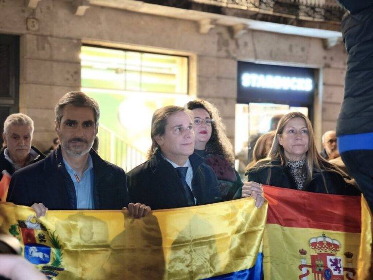FOTOGRAFÍA. BARCELONA (CATALUÑA) REINO DE ESPAÑA, 09 DE ENERO DE 2025. El presidente del Grupo Municipal de VOX en el Ayuntamiento de Barcelona, Gonzalo de Oro-Pulido Plaza (i), ha condenado así la ambigüedad del socialismo español esta tarde y noche junto al presidente de Comité Ejecutivo Provincial (CEP) de VOX y portavoz del Grupo Parlamentario de esta formación en el Parlament de Catalunya, Joan Garriga Doménech (2i), entre otras personalidades destacada del partido presidido por Santiago Abascal Conde, tras asistir a la concentración —convocada por las entidades de la diáspora venezolana en Barcelona— para pedir que el candidato opositor venezolano Edmundo González Urrutia, ganador de las elecciones del 28J, jure como presidente de Venezuela, mañana viernes 10 de enero, en cumplimiento de la carta magna de este país de Hispanoamérica. Lasvocesdelpueblo (Ñ Pueblo)