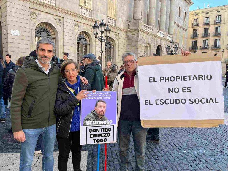 FOTOGRAFÍA. BARCELONA (CATALUÑA) REINO DE ESPAÑA, 11 DE ENERO DE 2025. Los dirigentes catalanes de VOX —el presidente del Grupo Municipal en el Ayuntamiento de Barcelona, Gonzalo de Oro-Pulido Plaza, y el presidente provincial y portavoz del Grupo Parlamentario en el Parlament de Catalunya, Joan garriga Doménech— han apoyado esta mañana la concentración antiokupa de viviendas, convocada por la Asociación de Propietarios de Vivienda contra la Inseguridad Jurídica ( APROVIJ). "Desde VOX en el Ayuntamiento de Barcelona hemos planteado una serie de medidas para combatir las okupaciones ilegales, todas rechazadas por el PSC con la complicidad de Comuns, ERC y Junts per Catalunya (JxCat)", ha afirmado en declaraciones a la prensa, el también líder de VOX en la ciudad de Barcelona, Oro-Pulido Plaza. Un cartel improvisado de los manifestantes advierte al socialismo de que "el propietario no es el 'Escudo Social'". Lasvocesdelpueblo (Ñ Pueblo)