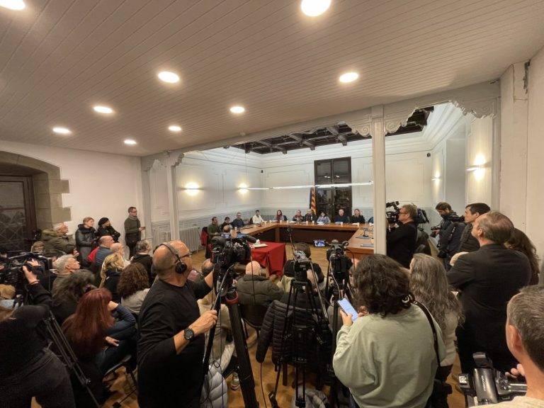 FOTOGRAFÍA. RIPOLL (GERONA) CATALUÑA (REINO DE ESPAÑA), 223 DE ENERO DE 2025. Durante su intervención, la alcaldesa patriota Sílvia Orriols Serra por el partido antiWOKE Alianza Catalana (AC) —junto al equipo de su Gobierno: Anna Isabel Flores Expósito, 1ª Teniente de Alcaldía Concejala de Bienestar Social y Familia y Salud; Guillem Barranqueras Aragón, 2º Teniente de alcaldía Concejal de Hacienda, Promoción Económica y Vivienda; Gaspar Viñas Codina, 3º Teniente de alcaldía Concejal de Administración, Medio Ambiente, Paisaje, Entidades y Personas Mayores; Francesc Xavier Formatger Augé, 4º Teniente de alcaldía Concejal de Comercio, Ferias, Mercados, Turismo, Fiestas y Tradiciones; y Albert Santandreu Caro, 5º Teniente de alcaldía Concejal de Cultura, Deportes, Educación, Juventud e Infancia— ha subrayado los cambios en la ciudad frutos de la gran labor de su Ejecutivo, advirtiendo de que podría haber prologado las Cuentas municipales, consciente de que iban a ser rechazadas por la mayoría opositora Frankenstein, pero como AC ha llegado al Gobierno para cambiar las cosas, ella ha decido presentar los Presupuestos para 2025 junto a la Cuestión de Confianza y si en treinta días la mayoría WOKE consigue entenderse, ella ejercerá con honor el cargo de jefa de la oposición, desde donde trabajará para conseguir mayoría absoluta en las próximas elecciones municipales. Lasvocesdelpueblo (Ñ Pueblo)