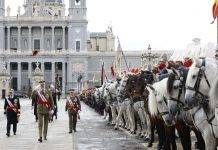 Pascua Militar 2025: «Nuestras Fuerzas Armadas responden con una sola voz firme y clara a la llamada a defender nuestra seguridad y libertad; servir a España y a los españoles» FOTOGRAFÍA. MADRID (COMUNIDAD DE MADRID) REINO DE ESPAÑA, 06 DE ENERO DE 2025. Palacio Real de Madrid, PASCUA MILITAR 2025. Sus Majestades los Reyes, acompañados por Su Alteza Real la Princesa de Asturias, han presidido en el Palacio Real de Madrid la tradicional celebración de la Pascua Militar, una ceremonia profundamente enraizada en la vida castrense española. A su llegada a la Plaza de la Almudena, han sido recibidos por el presidente del Gobierno, Pedro Sánchez Pérez-Castejón. A continuación, accedieron a la Plaza de la Armería donde han sido saludados por la ministra de Defensa, María Margarita Robles Fernández (Margarita Robles); el ministro del Interior, Fernando Grande-Marlaska Gómez; el jefe de Estado Mayor de la Defensa, almirante general Teodoro López Calderón; y por el jefe del Cuarto Militar de la Casa de S.M. el Rey, teniente general Eduardo Diz Monje. Finalizada la revista y honores, Sus Majestades y Su Alteza Real, junto a las autoridades que les recibieron, se dirigieron, por la Escalera de Embajadores, a la Saleta de Gasparini, donde han recibido el saludo de las comisiones, para ocupar posteriormente su puesto en el Salón del Trono. Lasvocesdelpueblo (Ñ Pueblo)