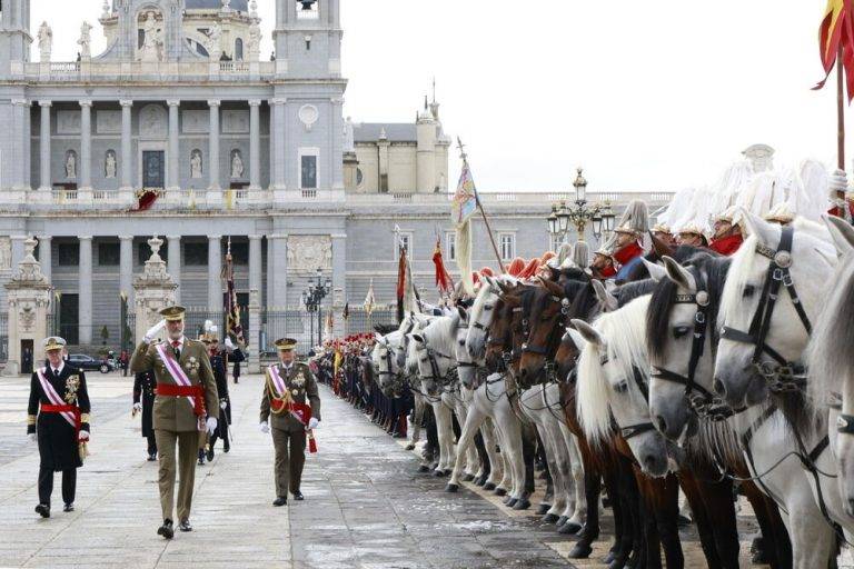 FOTOGRAFÍA. MADRID (COMUNIDAD DE MADRID) REINO DE ESPAÑA, 06 DE ENERO DE 2025. Palacio Real de Madrid, PASCUA MILITAR 2025. Sus Majestades los Reyes, acompañados por Su Alteza Real la Princesa de Asturias, han presidido en el Palacio Real de Madrid la tradicional celebración de la Pascua Militar, una ceremonia profundamente enraizada en la vida castrense española. A su llegada a la Plaza de la Almudena, han sido recibidos por el presidente del Gobierno, Pedro Sánchez Pérez-Castejón. A continuación, accedieron a la Plaza de la Armería donde han sido saludados por la ministra de Defensa, María Margarita Robles Fernández (Margarita Robles); el ministro del Interior, Fernando Grande-Marlaska Gómez; el jefe de Estado Mayor de la Defensa, almirante general Teodoro López Calderón; y por el jefe del Cuarto Militar de la Casa de S.M. el Rey, teniente general Eduardo Diz Monje. Finalizada la revista y honores, Sus Majestades y Su Alteza Real, junto a las autoridades que les recibieron, se dirigieron, por la Escalera de Embajadores, a la Saleta de Gasparini, donde han recibido el saludo de las comisiones, para ocupar posteriormente su puesto en el Salón del Trono. Lasvocesdelpueblo (Ñ Pueblo)