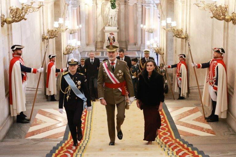 FOTOGRAFÍA. MADRID (COMUNIDAD DE MADRID) REINO DE ESPAÑA, 06 DE ENERO DE 2025. Palacio Real de Madrid, PASCUA MILITAR 2025. Sus Majestades los Reyes, acompañados por Su Alteza Real la Princesa de Asturias, han presidido en el Palacio Real de Madrid la tradicional celebración de la Pascua Militar, una ceremonia profundamente enraizada en la vida castrense española. A su llegada a la Plaza de la Almudena, han sido recibidos por el presidente del Gobierno, Pedro Sánchez Pérez-Castejón. A continuación, accedieron a la Plaza de la Armería donde han sido saludados por la ministra de Defensa, María Margarita Robles Fernández (Margarita Robles); el ministro del Interior, Fernando Grande-Marlaska Gómez; el jefe de Estado Mayor de la Defensa, almirante general Teodoro López Calderón; y por el jefe del Cuarto Militar de la Casa de S.M. el Rey, teniente general Eduardo Diz Monje. Finalizada la revista y honores, Sus Majestades y Su Alteza Real, junto a las autoridades que les recibieron, se dirigieron, por la Escalera de Embajadores, a la Saleta de Gasparini, donde han recibido el saludo de las comisiones, para ocupar posteriormente su puesto en el Salón del Trono. Lasvocesdelpueblo (Ñ Pueblo)
