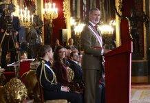 Pascua Militar 2025 (el rey): «Nuestras Fuerzas Armadas concilian el reto constante del futuro con la memoria y la tradición; os pido que todos juntos gritéis conmigo: ¡Viva España!» FOTOGRAFÍA. MADRID (COMUNIDAD DE MADRID) REINO DE ESPAÑA, 06 DE ENERO DE 2025. Palacio Real de Madrid, PASCUA MILITAR 2025. Sus Majestades los Reyes, acompañados por Su Alteza Real la Princesa de Asturias, han presidido en el Palacio Real de Madrid la tradicional celebración de la Pascua Militar, una ceremonia profundamente enraizada en la vida castrense española. A su llegada a la Plaza de la Almudena, han sido recibidos por el presidente del Gobierno, Pedro Sánchez Pérez-Castejón. A continuación, accedieron a la Plaza de la Armería donde han sido saludados por la ministra de Defensa, María Margarita Robles Fernández (Margarita Robles); el ministro del Interior, Fernando Grande-Marlaska Gómez; el jefe de Estado Mayor de la Defensa, almirante general Teodoro López Calderón; y por el jefe del Cuarto Militar de la Casa de S.M. el Rey, teniente general Eduardo Diz Monje. Finalizada la revista y honores, Sus Majestades y Su Alteza Real, junto a las autoridades que les recibieron, se dirigieron, por la Escalera de Embajadores, a la Saleta de Gasparini, donde han recibido el saludo de las comisiones, para ocupar posteriormente su puesto en el Salón del Trono. Lasvocesdelpueblo (Ñ Pueblo)