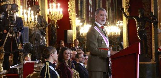 FOTOGRAFÍA. MADRID (COMUNIDAD DE MADRID) REINO DE ESPAÑA, 06 DE ENERO DE 2025. Palacio Real de Madrid, PASCUA MILITAR 2025. Sus Majestades los Reyes, acompañados por Su Alteza Real la Princesa de Asturias, han presidido en el Palacio Real de Madrid la tradicional celebración de la Pascua Militar, una ceremonia profundamente enraizada en la vida castrense española. A su llegada a la Plaza de la Almudena, han sido recibidos por el presidente del Gobierno, Pedro Sánchez Pérez-Castejón. A continuación, accedieron a la Plaza de la Armería donde han sido saludados por la ministra de Defensa, María Margarita Robles Fernández (Margarita Robles); el ministro del Interior, Fernando Grande-Marlaska Gómez; el jefe de Estado Mayor de la Defensa, almirante general Teodoro López Calderón; y por el jefe del Cuarto Militar de la Casa de S.M. el Rey, teniente general Eduardo Diz Monje. Finalizada la revista y honores, Sus Majestades y Su Alteza Real, junto a las autoridades que les recibieron, se dirigieron, por la Escalera de Embajadores, a la Saleta de Gasparini, donde han recibido el saludo de las comisiones, para ocupar posteriormente su puesto en el Salón del Trono. Lasvocesdelpueblo (Ñ Pueblo)