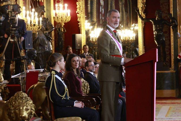FOTOGRAFÍA. MADRID (COMUNIDAD DE MADRID) REINO DE ESPAÑA, 06 DE ENERO DE 2025. Palacio Real de Madrid, PASCUA MILITAR 2025. Sus Majestades los Reyes, acompañados por Su Alteza Real la Princesa de Asturias, han presidido en el Palacio Real de Madrid la tradicional celebración de la Pascua Militar, una ceremonia profundamente enraizada en la vida castrense española. A su llegada a la Plaza de la Almudena, han sido recibidos por el presidente del Gobierno, Pedro Sánchez Pérez-Castejón. A continuación, accedieron a la Plaza de la Armería donde han sido saludados por la ministra de Defensa, María Margarita Robles Fernández (Margarita Robles); el ministro del Interior, Fernando Grande-Marlaska Gómez; el jefe de Estado Mayor de la Defensa, almirante general Teodoro López Calderón; y por el jefe del Cuarto Militar de la Casa de S.M. el Rey, teniente general Eduardo Diz Monje. Finalizada la revista y honores, Sus Majestades y Su Alteza Real, junto a las autoridades que les recibieron, se dirigieron, por la Escalera de Embajadores, a la Saleta de Gasparini, donde han recibido el saludo de las comisiones, para ocupar posteriormente su puesto en el Salón del Trono. Lasvocesdelpueblo (Ñ Pueblo)