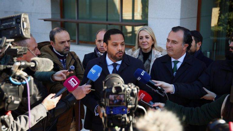 FOTOGRAFÍA. TOLEDO (CASTILLA-LA MANCHA) REINO DE ESPAÑA, 15 DE ENERO DE 2025. El secretario general de VOX, Ignacio Garriga Vaz de Conceçao, ha denunciado que el presidente del Gobierno de España "Pedro Sánchez se ha convertido en la viva imagen de la corrupción y del golpismo”. Durante sus declaraciones a medios en las Cortes de Castilla-La Mancha, el líder de VOX ha señalado que "Sánchez ha cometido uno de los mayores actos en contra del ordenamiento jurídico de la democracia que se recuerden en los últimos tiempos registrando la ley Begoña". Lasvocesdelpueblo (Ñ Pueblo)