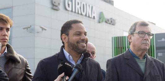 FOTOGRAFÍA. GERONA (CATALUÑA) REINO DE ESPAÑA, 21 DE ENERO DE 2025. El presidente del grupo parlamentario de VOX en Cataluña y secretario general del partido, Ignacio Garriga Vaz de Conceçao (c), junto al presidente de esta formación en la provincia de Gerona y diputado por la misma al Parlamento de Cataluña, Alberto Tarradas Peneque (i), registrados hoy durante una rueda de prensa. Lasvocesdelpueblo (Ñ Pueblo)