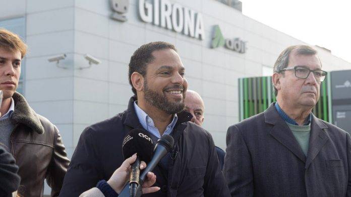 FOTOGRAFÍA. GERONA (CATALUÑA) REINO DE ESPAÑA, 21 DE ENERO DE 2025. El presidente del grupo parlamentario de VOX en Cataluña y secretario general del partido, Ignacio Garriga Vaz de Conceçao (c), junto al presidente de esta formación en la provincia de Gerona y diputado por la misma al Parlamento de Cataluña, Alberto Tarradas Peneque (i), registrados hoy durante una rueda de prensa. Lasvocesdelpueblo (Ñ Pueblo)