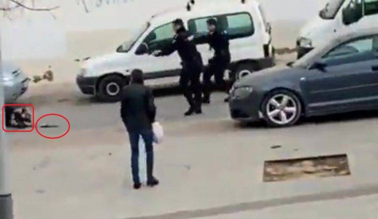 FOTOGRAFÍA. TORRENT (COMUNIDAD VALENCIANA) REINO DE ESPAÑA, 16 DE ENERO DE 2025. Un vecino de Torrent (Comunidad Valenciana) Reino de España registra desde una ventana de su piso a una actuación de los efectivos policiales del Cuerpo Nacional de la Policía española en una calle del municipio contra un atacante armado con al menos dos cuchillos, quien estaba atacando presuntamente a los transeúntes y al llegar la fuerza democrática en la zona, se abalanzó con sus armas blancas contra ella y fue reducido a balazos, según imágenes, detenido y trasladado en un centro hospitalario. No ha trascendido más información sobre el incidente. Captura vídeo de testigo/Lasvocesdelpueblo (Ñ Pueblo) 